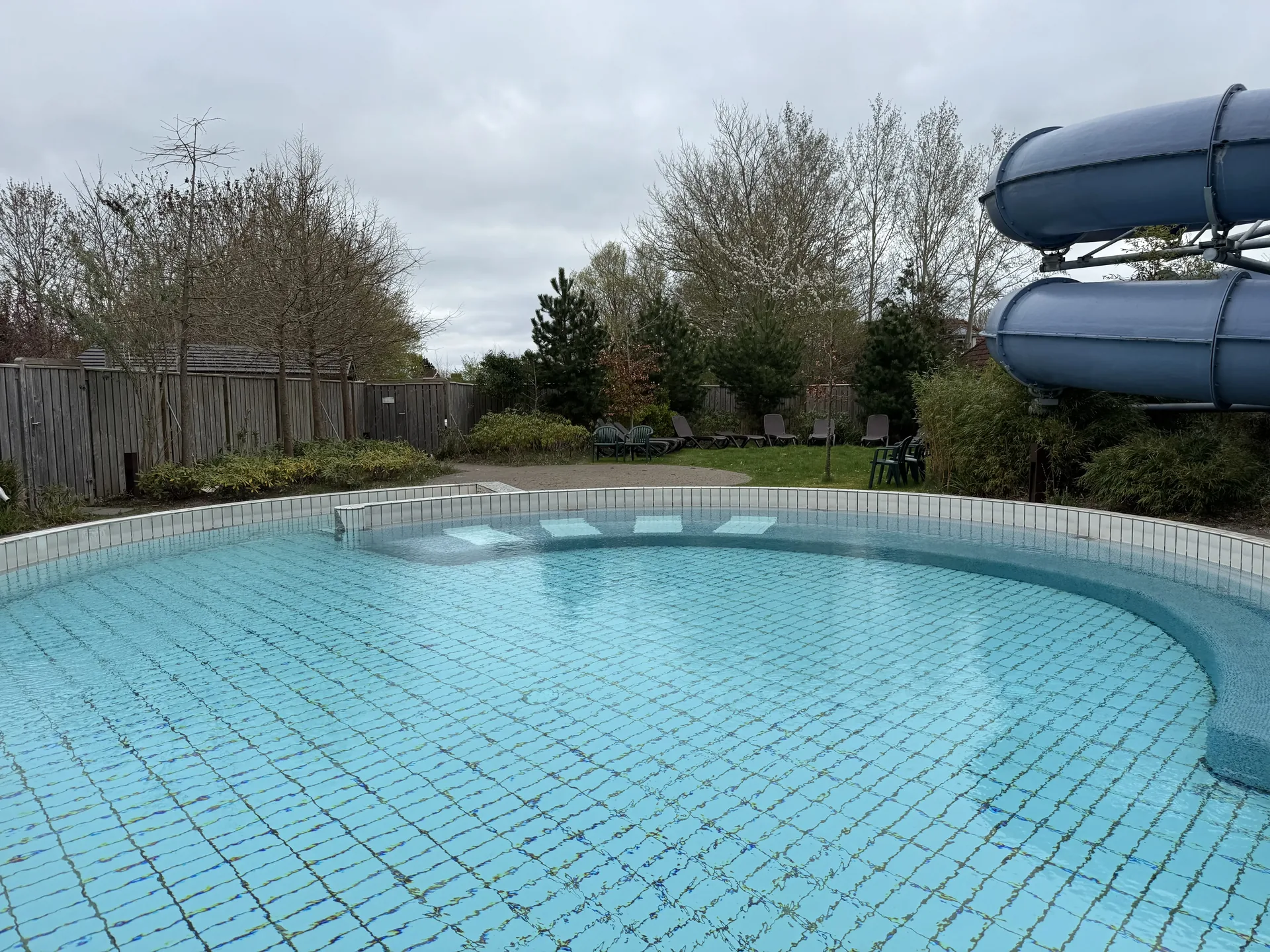 Außenbereich des Aqua Mundo im Center Parcs Park Nordseeküste