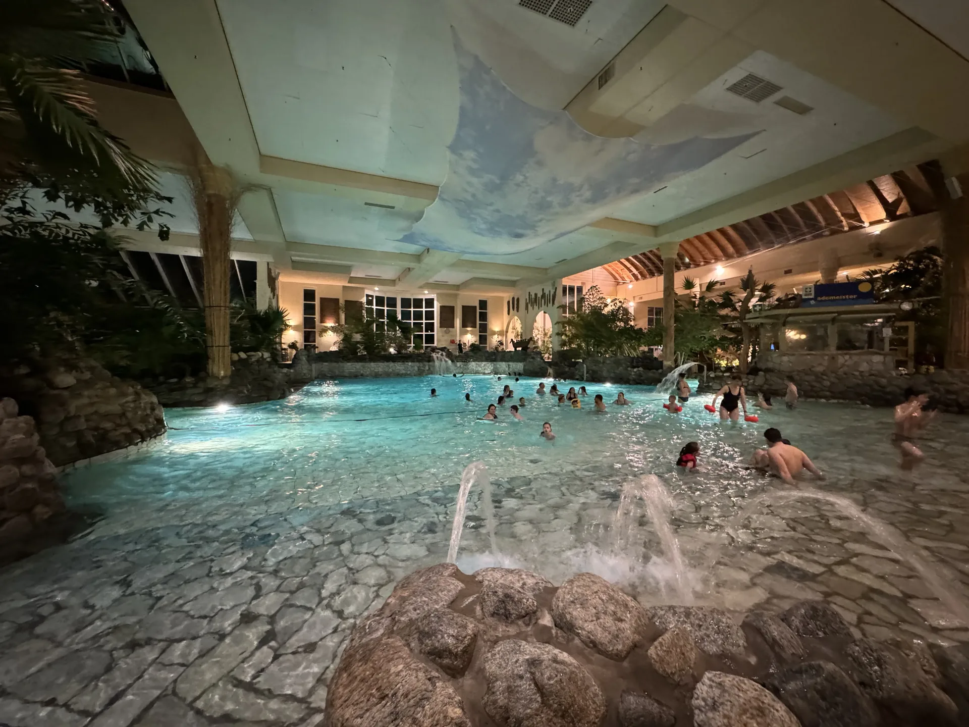 Wellenbad am Abend im Aqua Mundo Park Hochsauerland